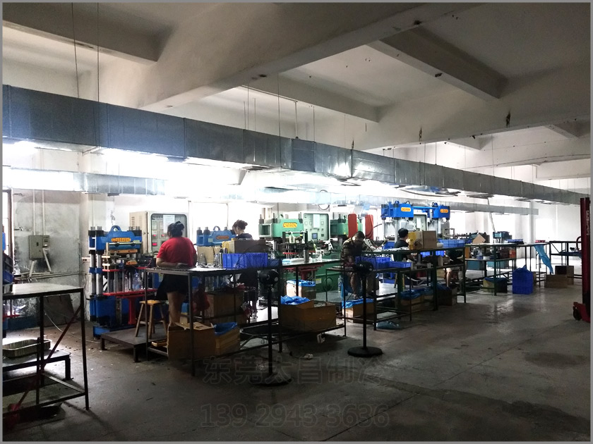 樟木頭吸盤廠車間降溫工程,環(huán)保空調(diào),車間降溫,大型空調(diào),廠房降溫,潤(rùn)東方環(huán)?？照{(diào)