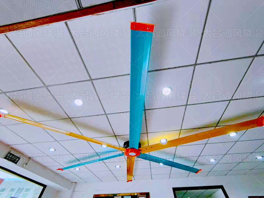 工業(yè)大風(fēng)扇幫助高大廠(chǎng)房降溫通風(fēng)度過(guò)炎炎夏日