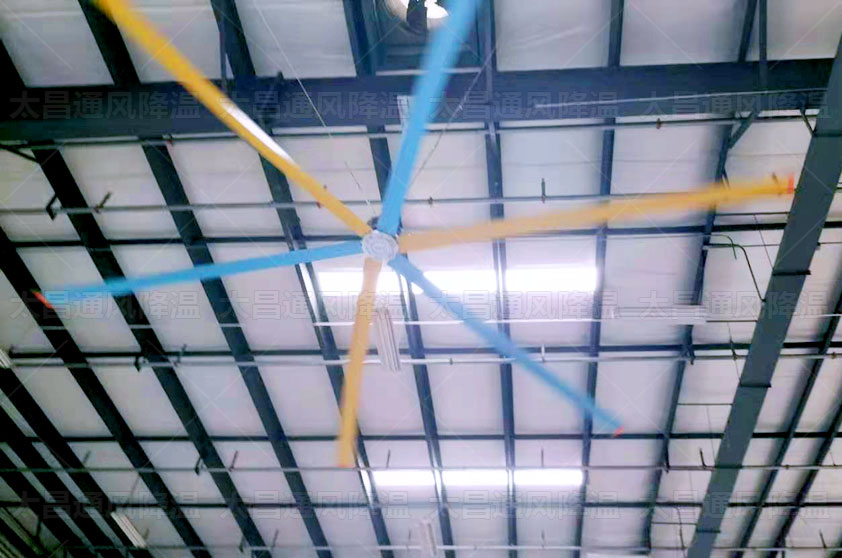 安裝工業(yè)大風(fēng)扇解決鐵皮廠房通風(fēng)降溫難題